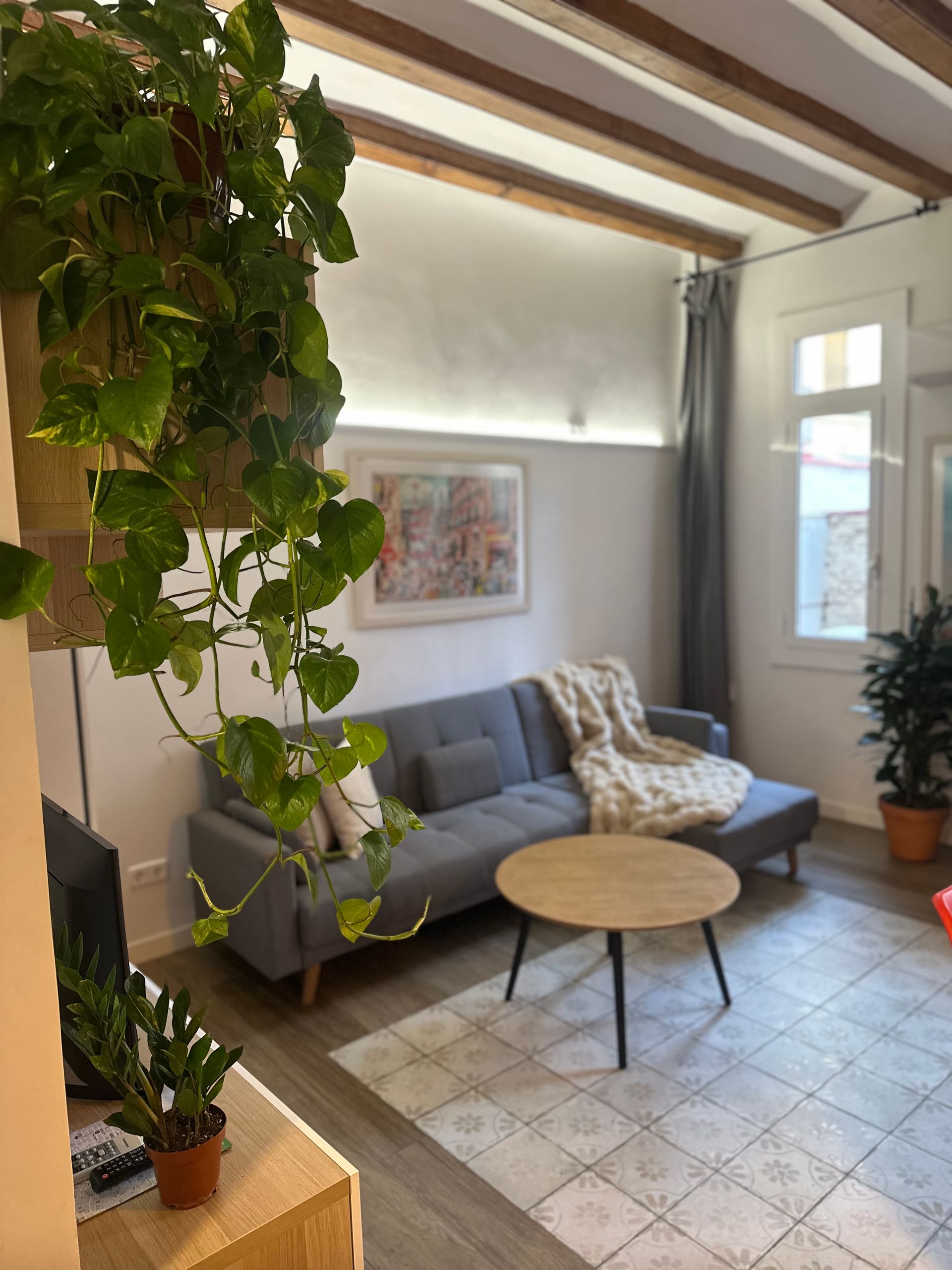 Salón de apartamento con suelos hidráulicos limpio tras evitar errores de limpieza Airbnb