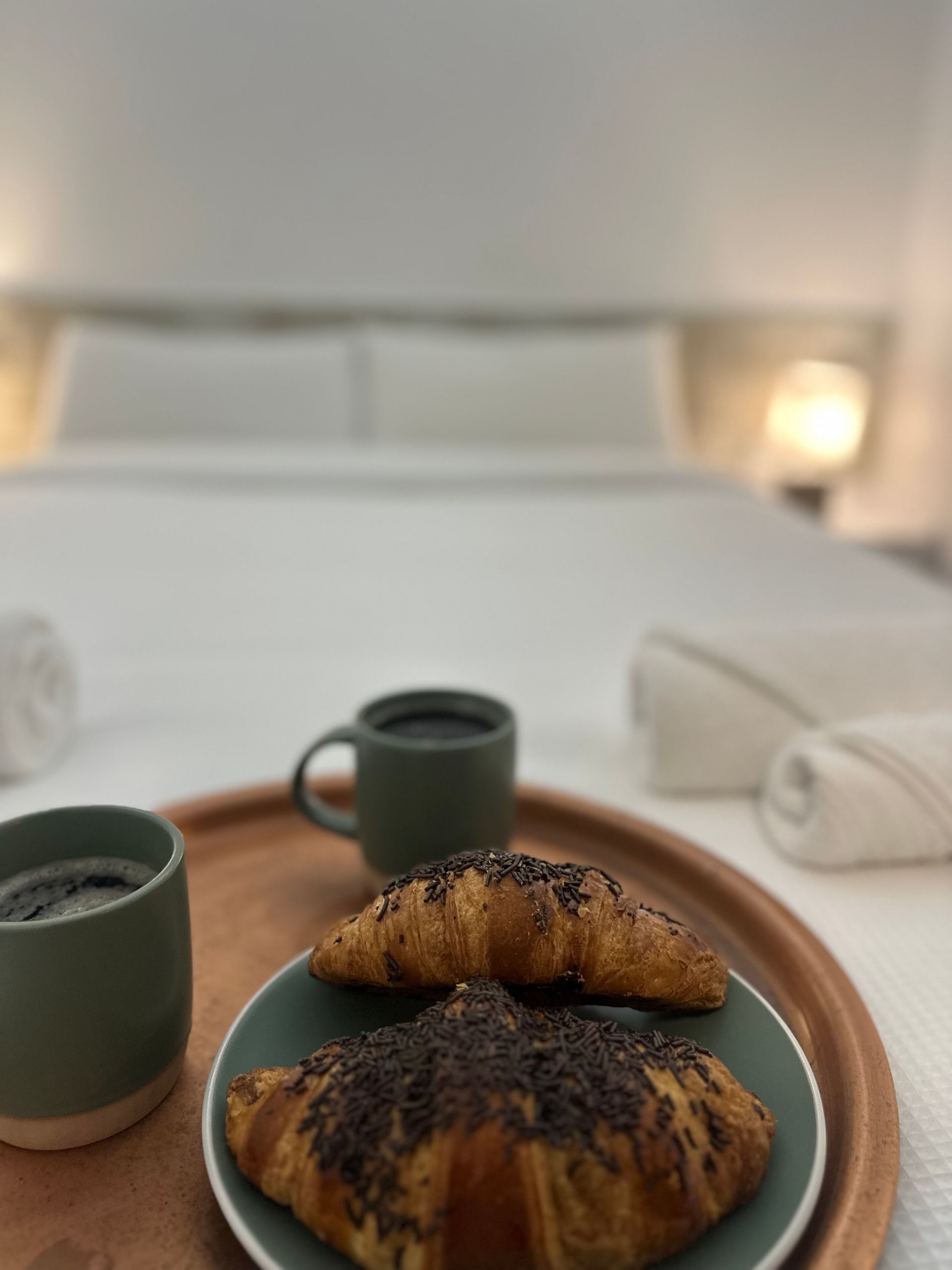 Amenities de bienvenida preparados para check-in Airbnb tras limpieza checkout Barcelona