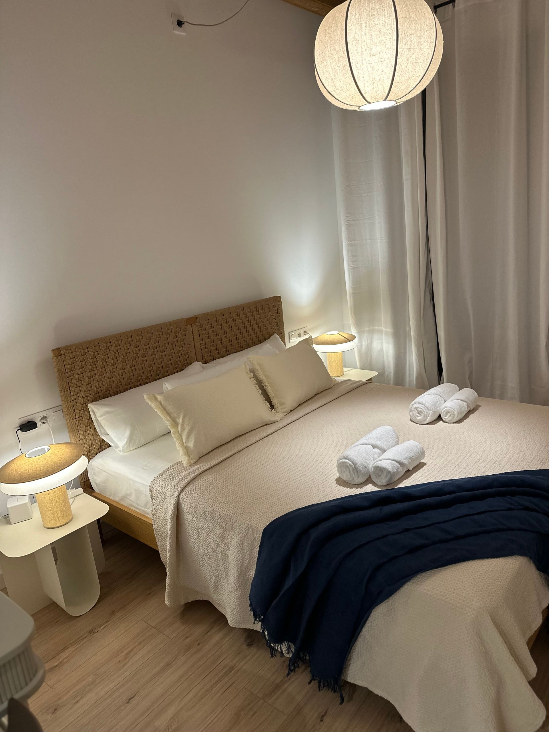 Dormitorio de Airbnb con ropa de cama limpia para evitar errores de limpieza en reseñas