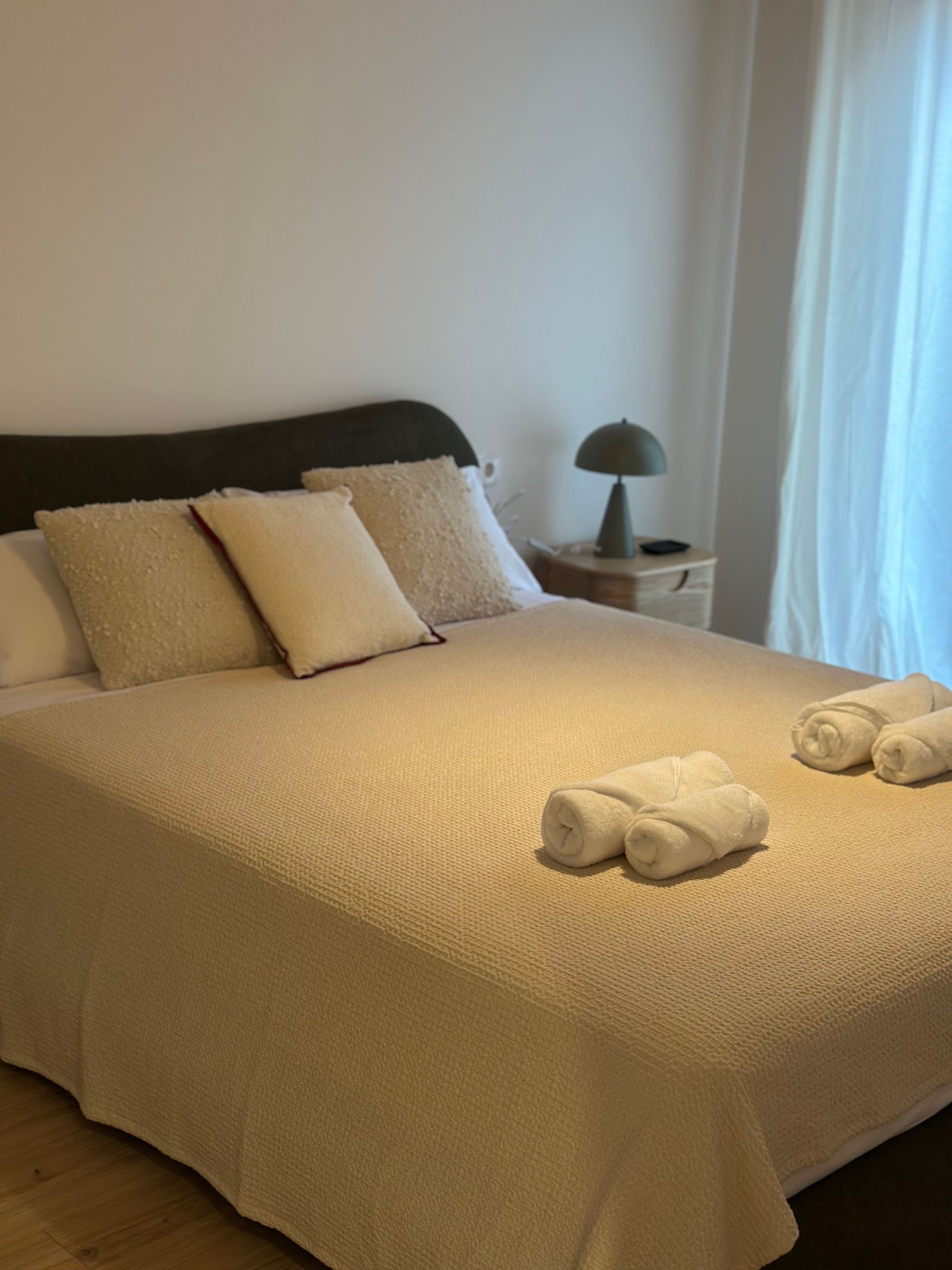 Cama de apartamento turístico inspeccionada correctamente tras limpieza Airbnb Barcelona