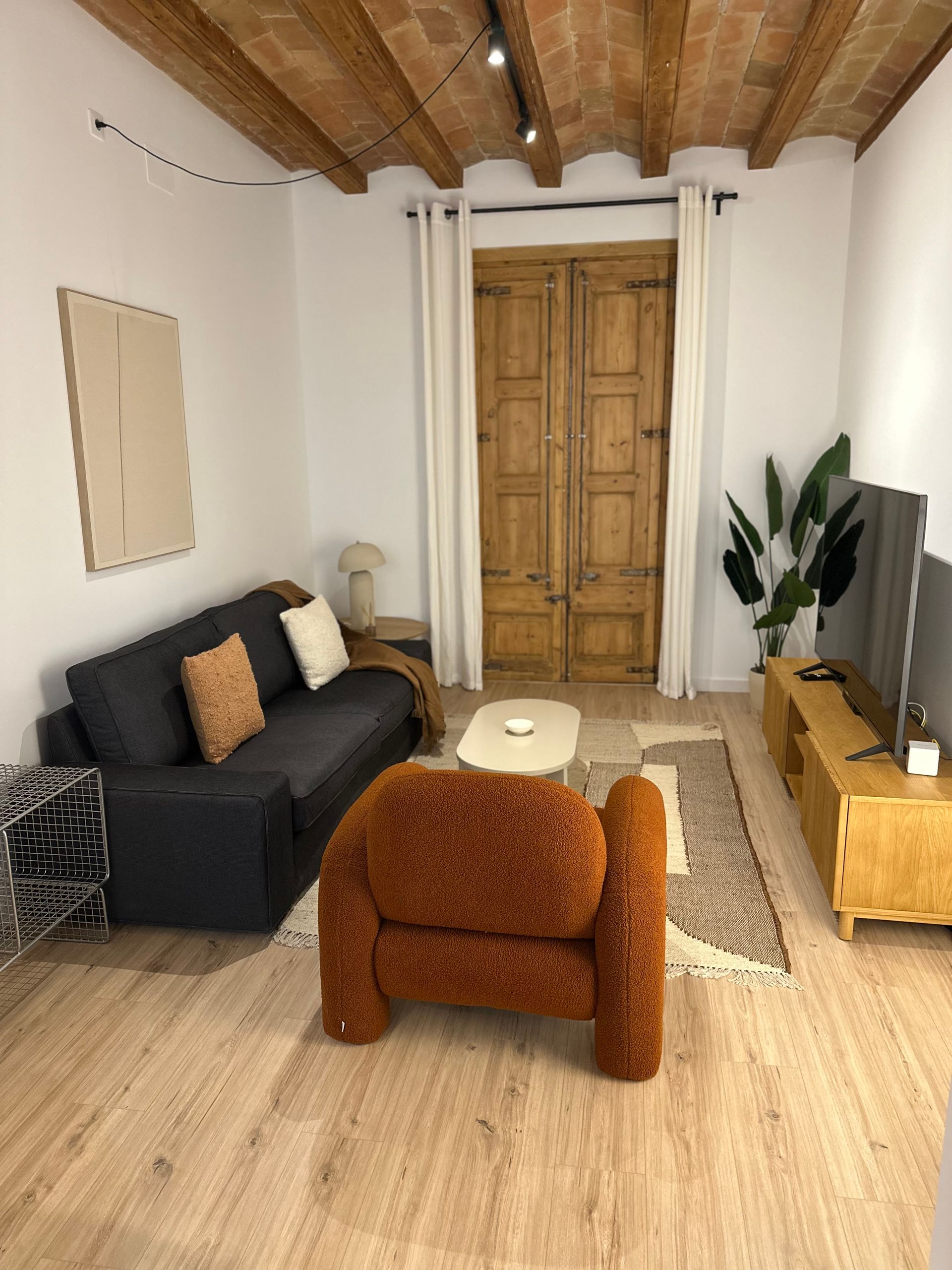 Salón de apartamento turístico con techos abovedados limpio por Casa Fresca Barcelona