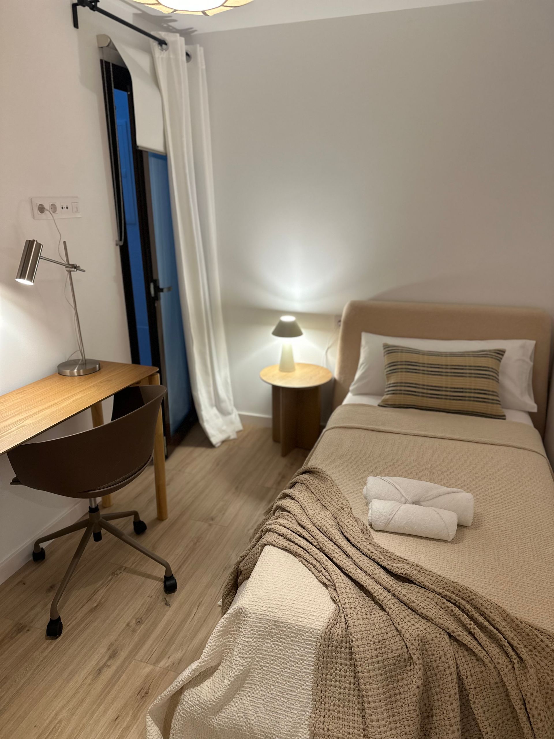 Habitación individual en vivienda turística Barcelona preparada según normativa HUT 2026