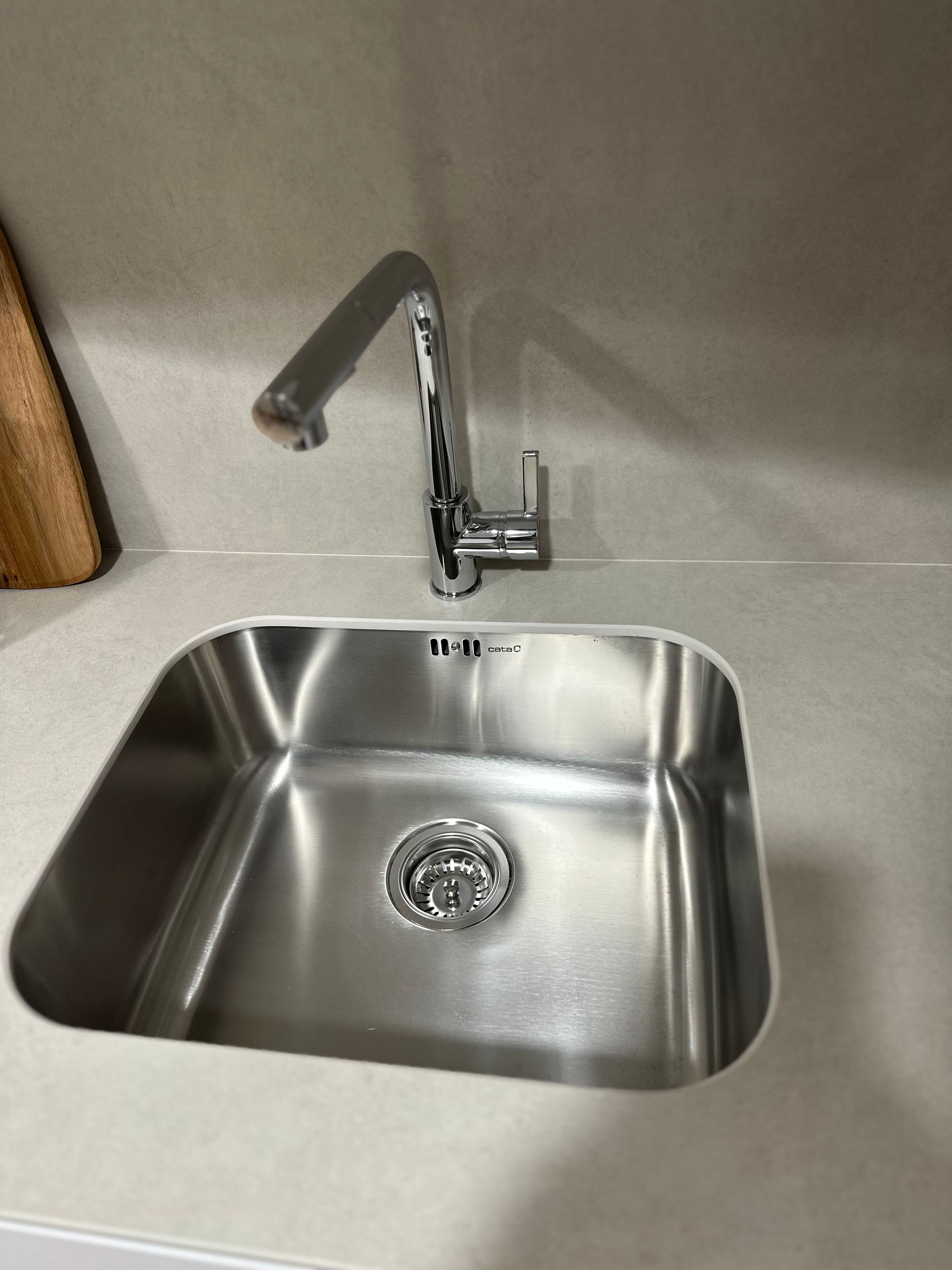 Cocina de apartamento turístico impecable según checklist de limpieza checkout Airbnb