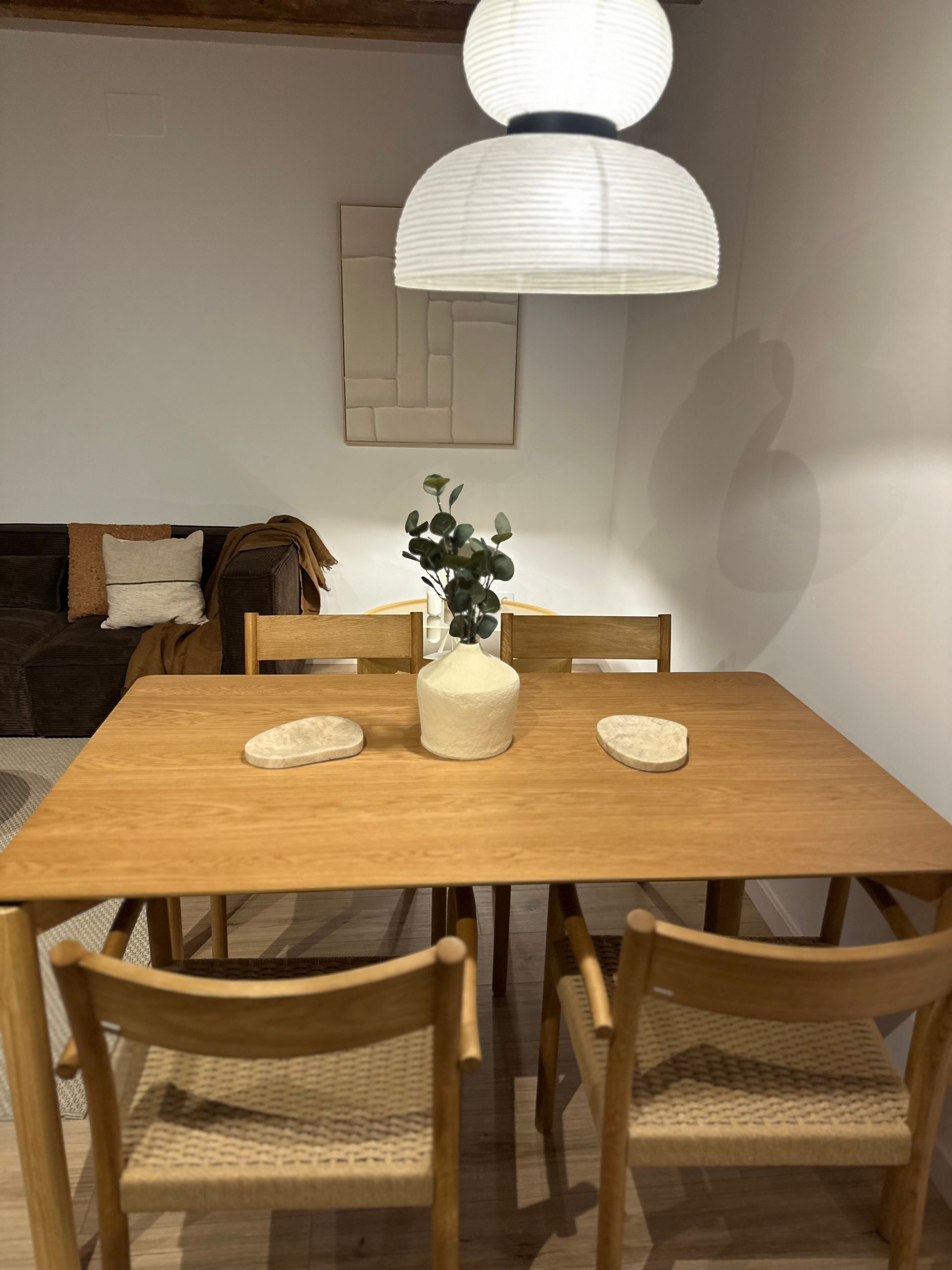 Comedor de apartamento turístico Barcelona con superficies desinfectadas a vapor